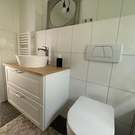 Moderne Voll Moebliert Und Zentral *