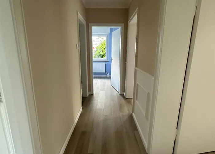 Moderne Voll Moebliert Und Zentral *