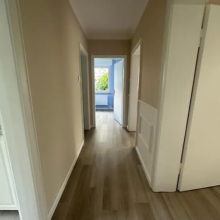 Moderne Voll Moebliert Und Zentral *