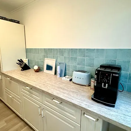 Moderne Voll Moebliert Und Zentral Apartment *